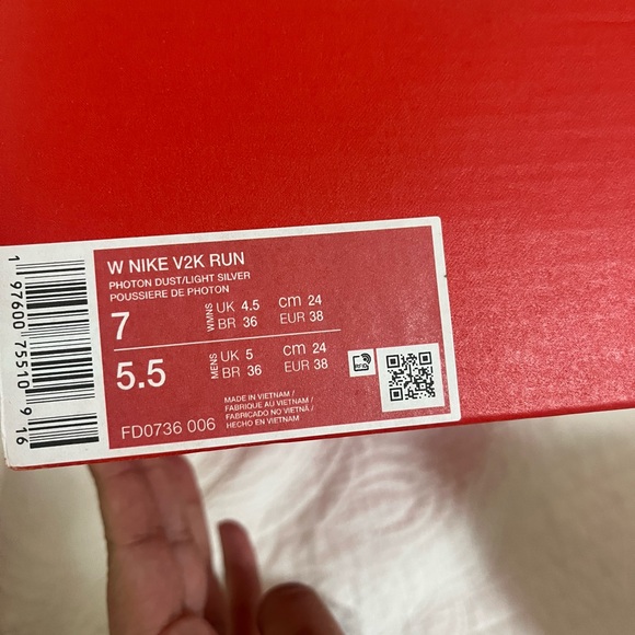 Women’s Nike V2K run - photon dust / light silver / BRAND NEW - Picture 3 of 3